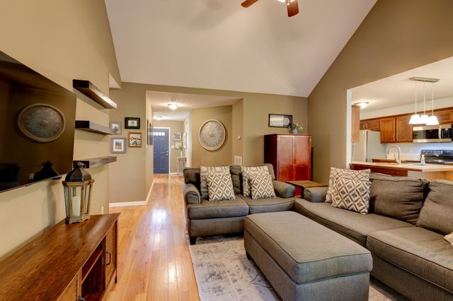 2677 Hidden Ridge Ct, Clarksville, TN 37043