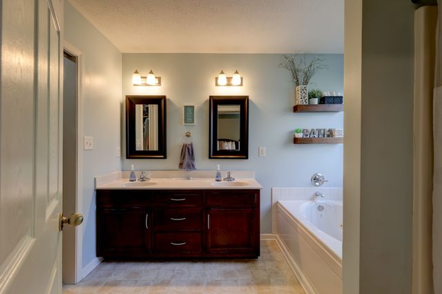 2677 Hidden Ridge Ct, Clarksville, TN 37043