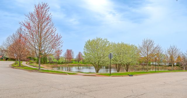 2804 Neubauer Circle, Lindenhurst, IL 60046