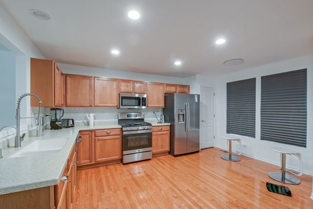 2804 Neubauer Circle, Lindenhurst, IL 60046