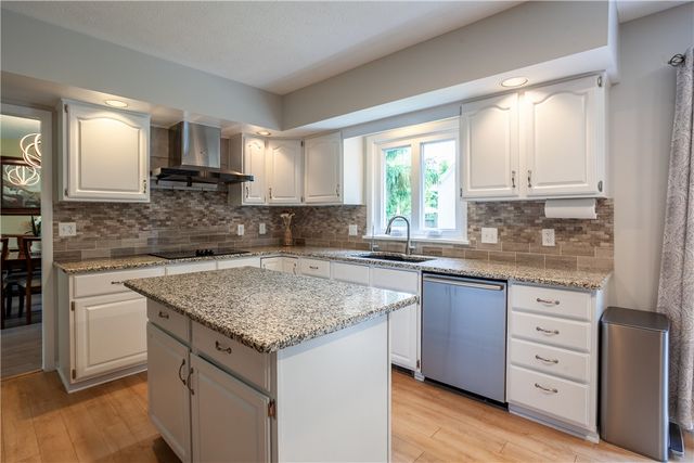 72 Caversham Woods, Pittsford, NY 14534