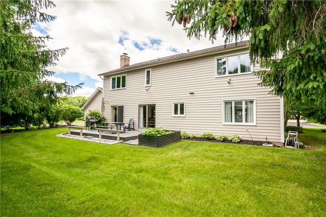 72 Caversham Woods, Pittsford, NY 14534