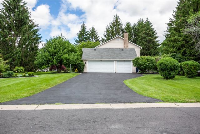 72 Caversham Woods, Pittsford, NY 14534