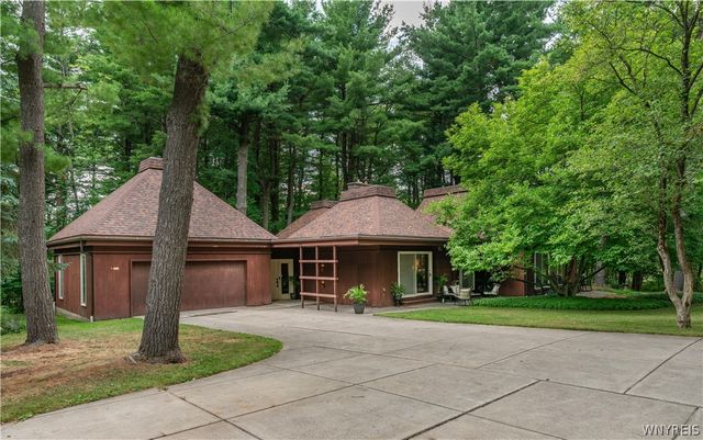 5 Lennys Lane, Orchard Park, NY 14127