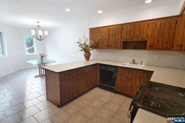 5 S Bayard Lane, Mahwah, NJ 07430