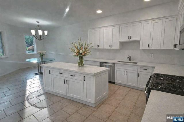 5 S Bayard Lane, Mahwah, NJ 07430