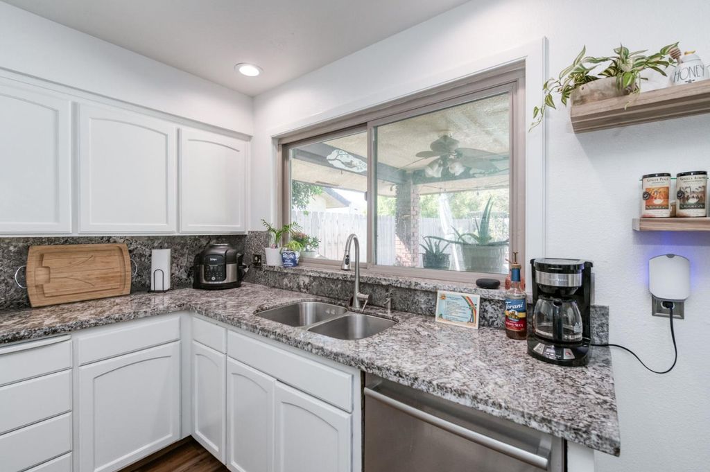 Image 12 of property listing at 8417 N Del Mar Avenue, Fresno, CA 93711