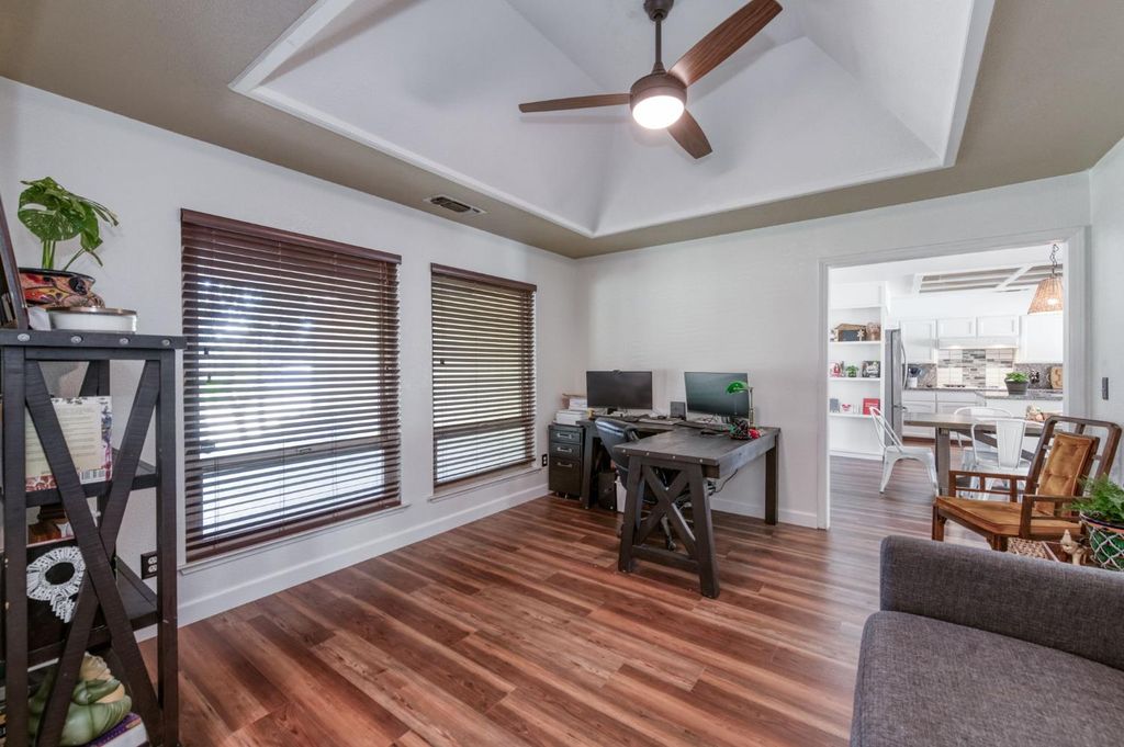 Image 15 of property listing at 8417 N Del Mar Avenue, Fresno, CA 93711