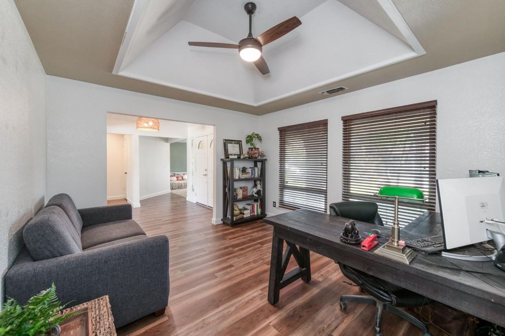 Image 16 of property listing at 8417 N Del Mar Avenue, Fresno, CA 93711