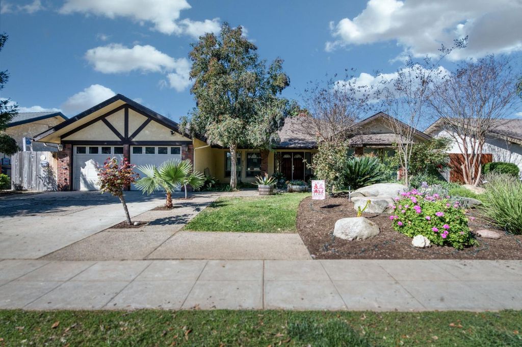 Image 2 of property listing at 8417 N Del Mar Avenue, Fresno, CA 93711