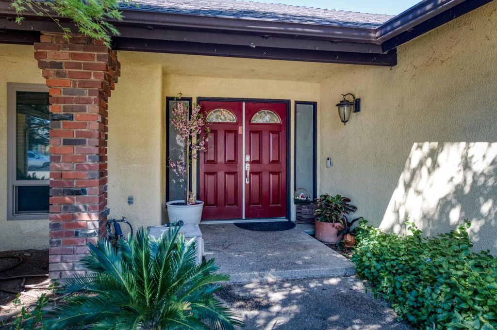 Image 3 of property listing at 8417 N Del Mar Avenue, Fresno, CA 93711