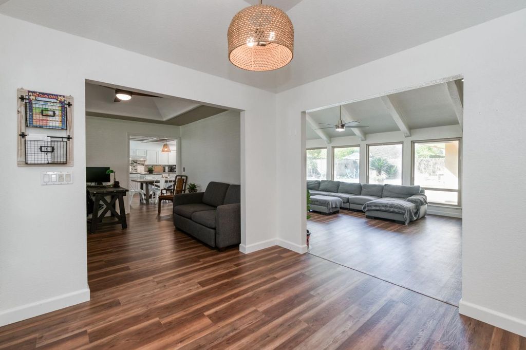 Image 4 of property listing at 8417 N Del Mar Avenue, Fresno, CA 93711