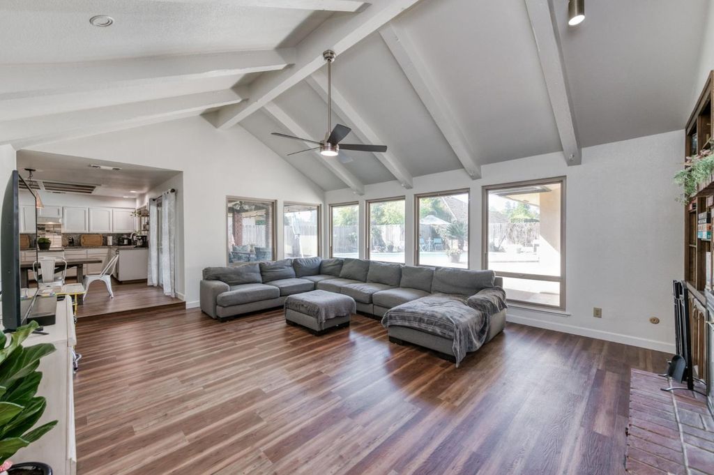 Image 5 of property listing at 8417 N Del Mar Avenue, Fresno, CA 93711