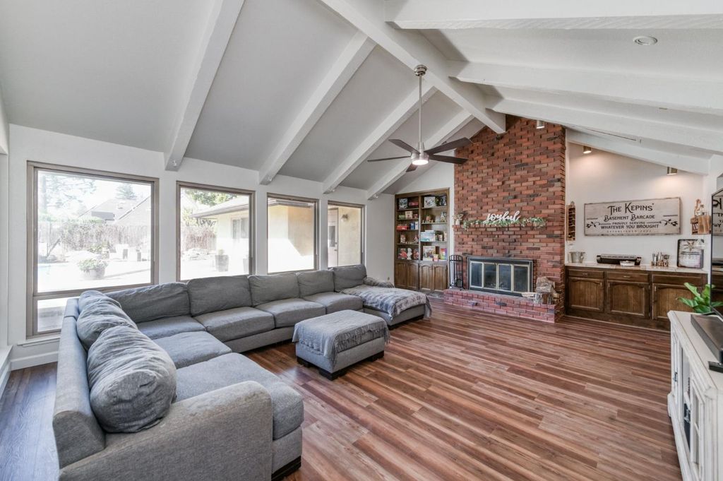 Image 6 of property listing at 8417 N Del Mar Avenue, Fresno, CA 93711