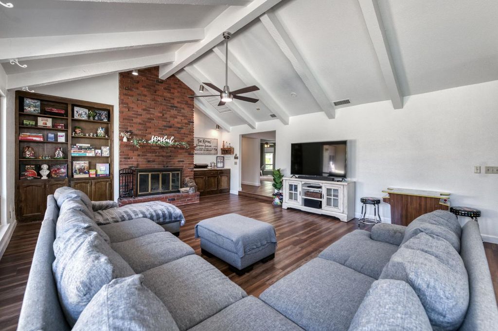 Image 7 of property listing at 8417 N Del Mar Avenue, Fresno, CA 93711