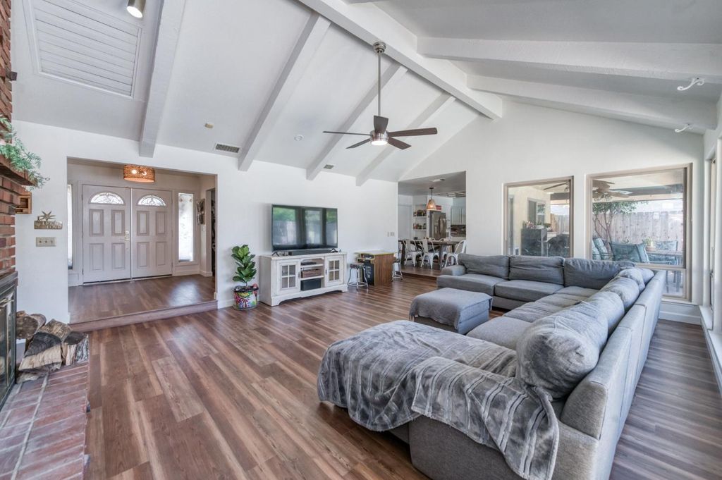 Image 8 of property listing at 8417 N Del Mar Avenue, Fresno, CA 93711