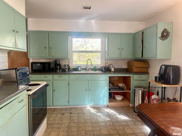 1212 W Schwartz Street, Carbondale, IL 62901