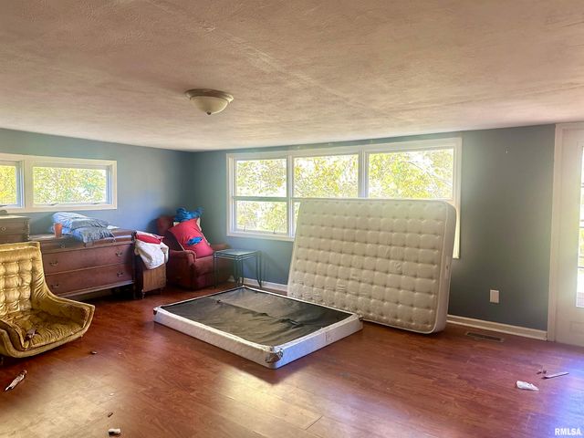 1212 W Schwartz Street, Carbondale, IL 62901