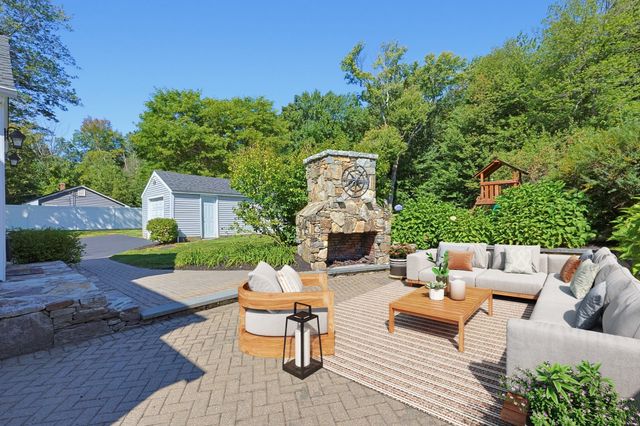 191 Whitins Rd, Sutton, MA 01590