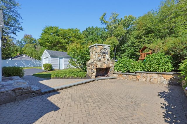 191 Whitins Rd, Sutton, MA 01590