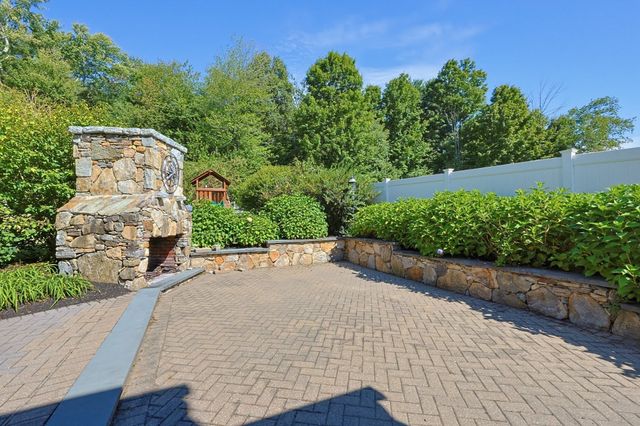 191 Whitins Rd, Sutton, MA 01590