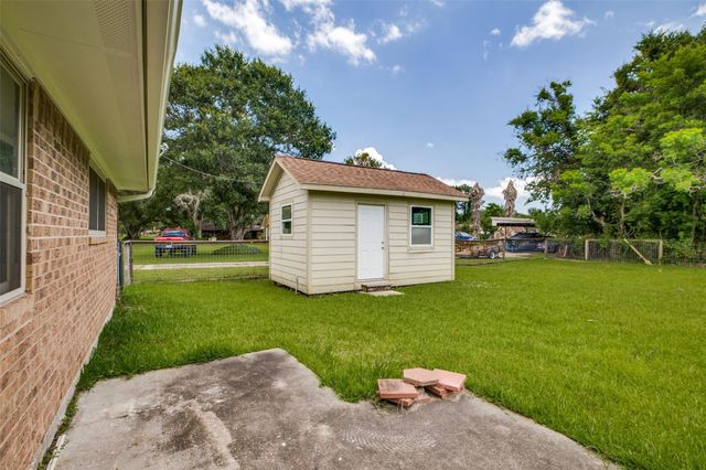 908 Redberry Hill Road, Baytown, TX 77521