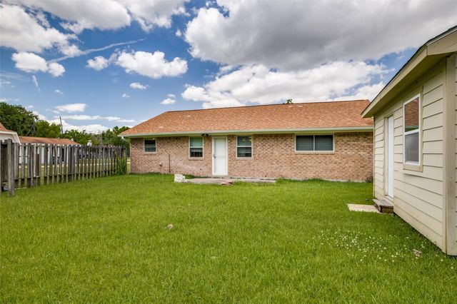 908 Redberry Hill Road, Baytown, TX 77521