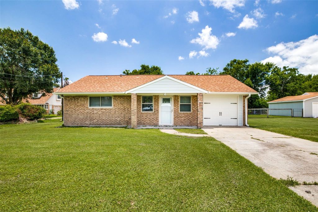 908 Redberry Hill Road, Baytown, TX 77521