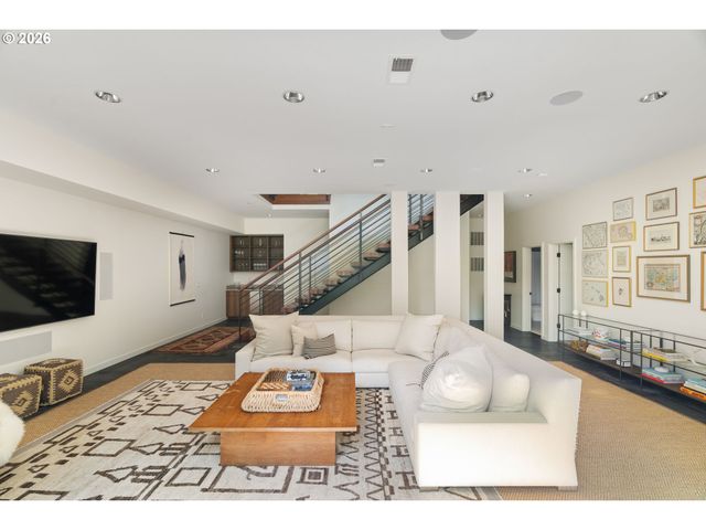 445 Nw SKYLINE Blvd, Portland, OR 97229