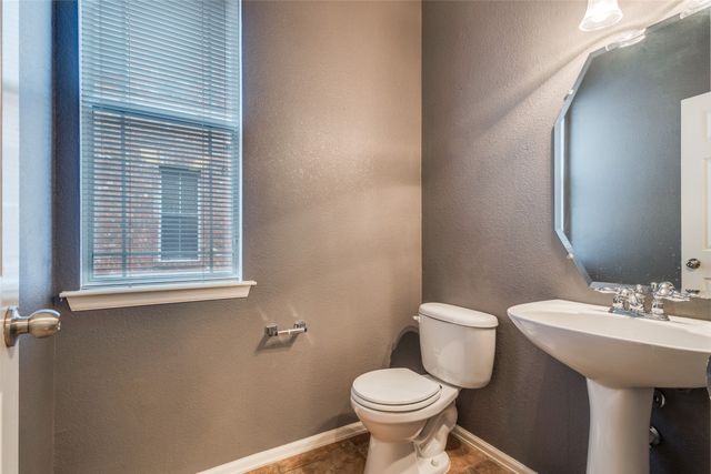 516 Legends Drive, Lewisville, TX 75057