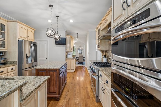 405 Lake Pointe Dr, Clarksville, TN 37043