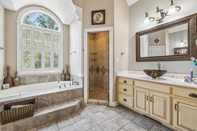 405 Lake Pointe Dr, Clarksville, TN 37043