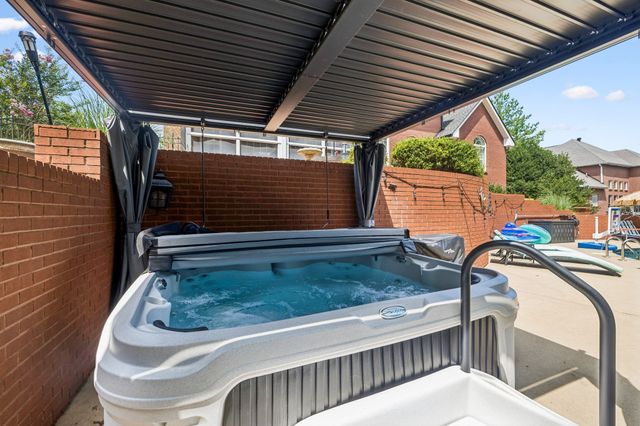 405 Lake Pointe Dr, Clarksville, TN 37043