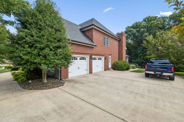 405 Lake Pointe Dr, Clarksville, TN 37043