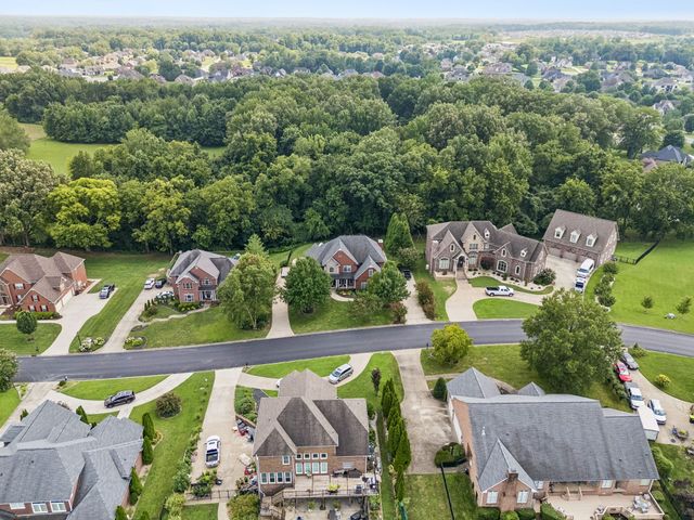405 Lake Pointe Dr, Clarksville, TN 37043