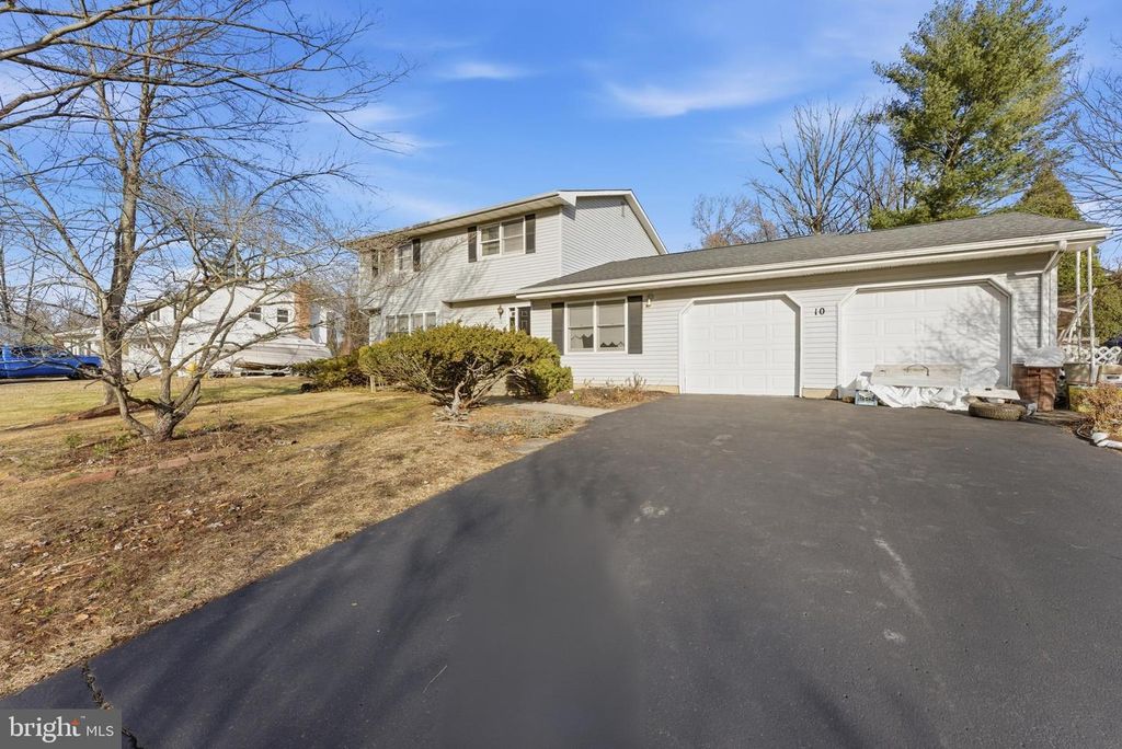 10 HAWTHORNE LN, East Windsor, NJ 08520
