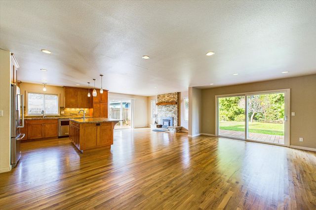 830 Holman Way, Fortuna, CA 95540