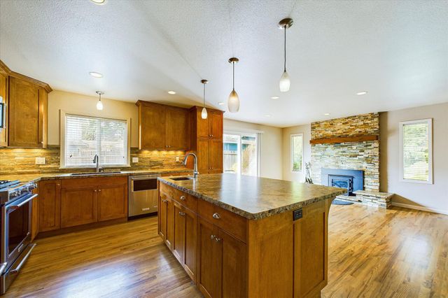 830 Holman Way, Fortuna, CA 95540