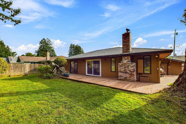 830 Holman Way, Fortuna, CA 95540