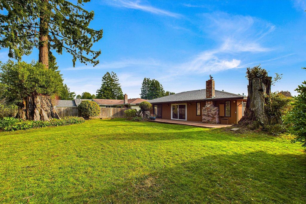 830 Holman Way, Fortuna, CA 95540