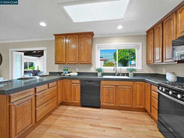 7286 Sheffield Ln, Dublin, CA 94568