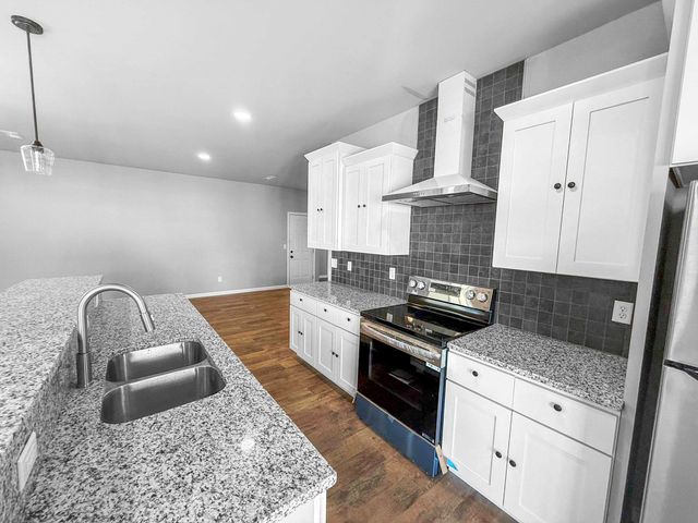 752 N Wakefield Ave, Valley Center, KS 67147