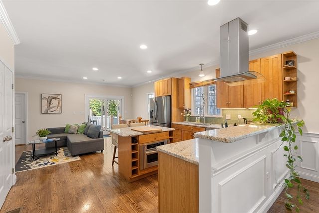 73 Oak Ave 1, Newton, MA 02465