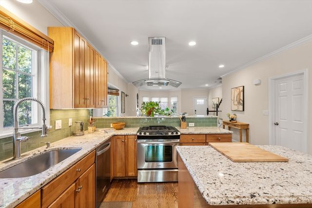 73 Oak Ave 1, Newton, MA 02465