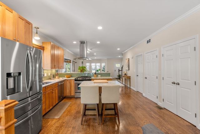 73 Oak Ave 1, Newton, MA 02465