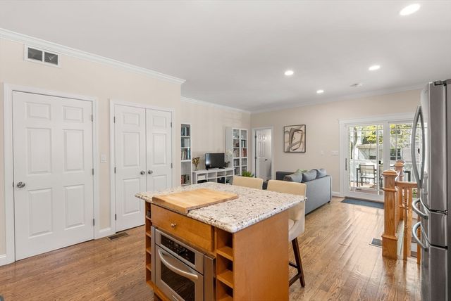 73 Oak Ave 1, Newton, MA 02465