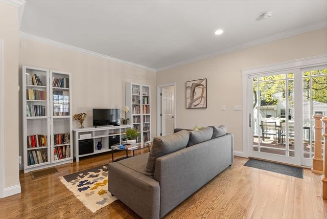 73 Oak Ave 1, Newton, MA 02465