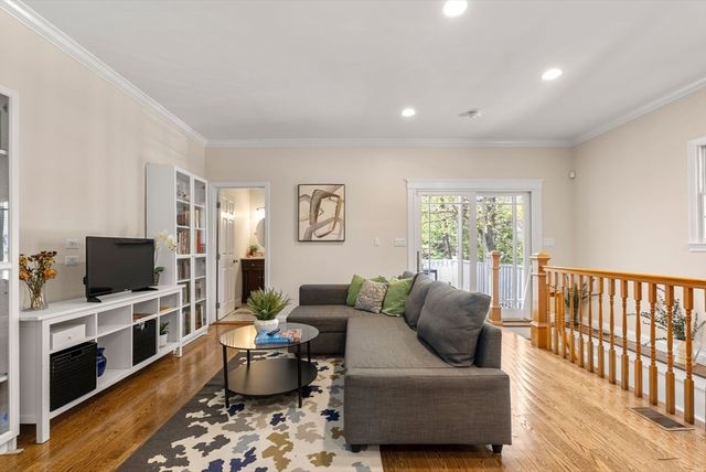 73 Oak Ave 1, Newton, MA 02465