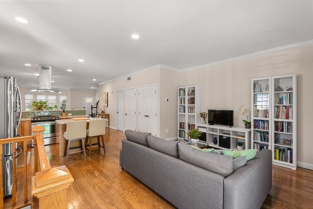 73 Oak Ave 1, Newton, MA 02465