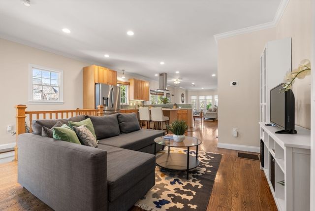 73 Oak Ave 1, Newton, MA 02465